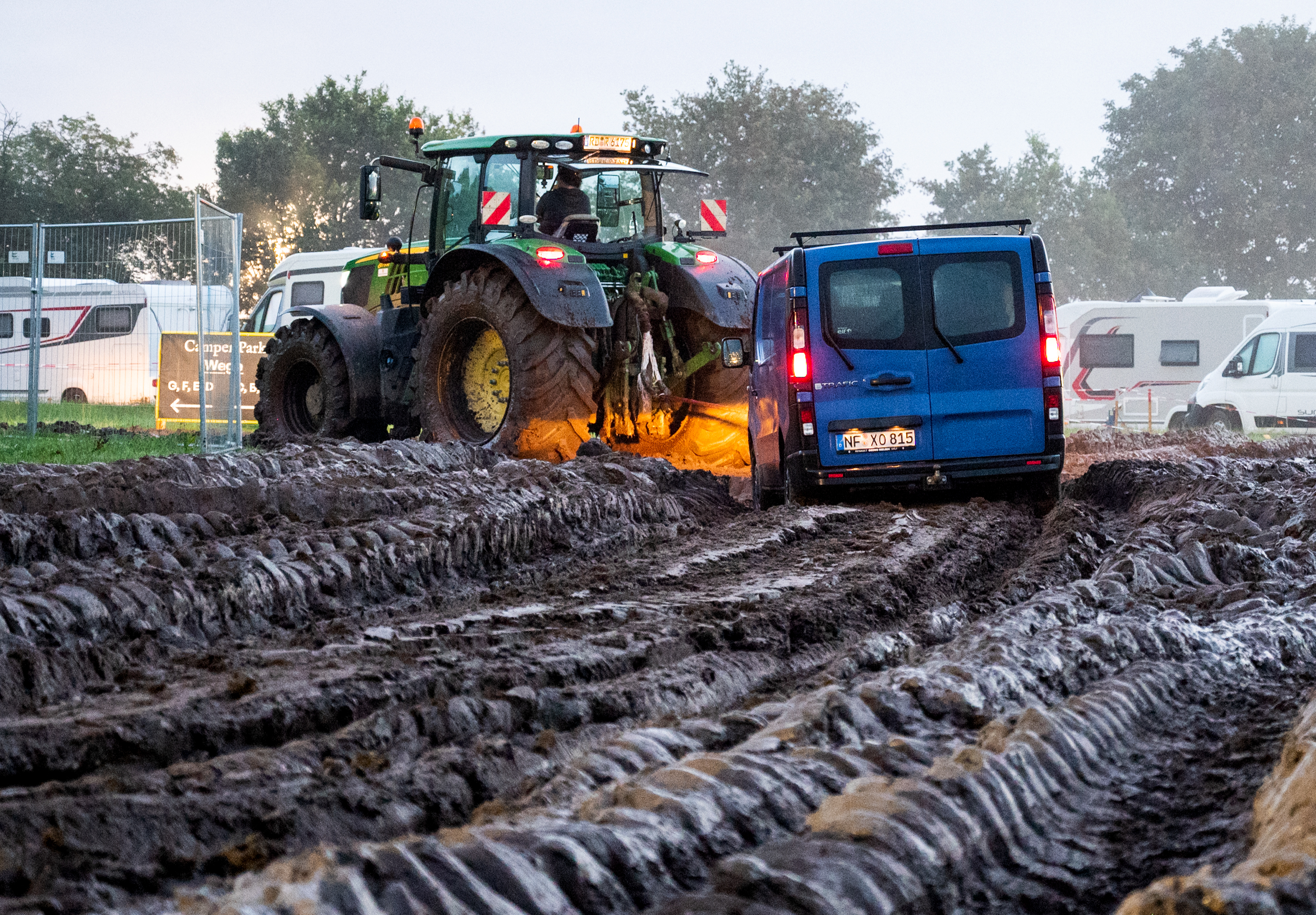 Wacken versinkt im Matsch: Landwirte bieten Stellplätze und Hilfe per  Traktor